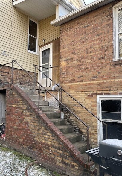 456 Woodlane Ave, Unit H105 in Midland, PA - Building Photo