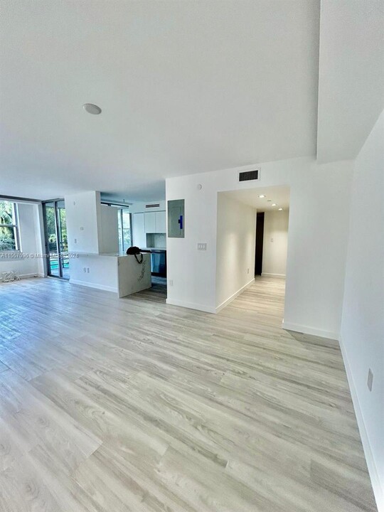 17890 W Dixie Hwy, Unit 207 in North Miami Beach, FL - Building Photo