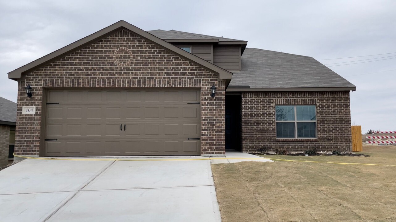 104 Caboose Ct in Newark, TX - Building Photo