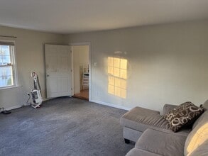 114 Pilgrim Pl, Unit 2 in Valley Stream, NY - Foto de edificio - Building Photo