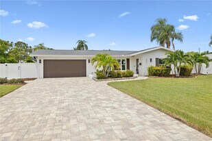 3800 Bayshore Blvd NE in St. Petersburg, FL - Building Photo