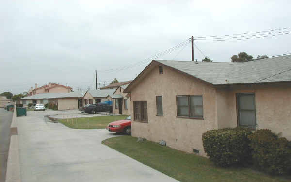 9713-9715 Cedar St in Bellflower, CA - Foto de edificio