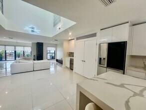 1127 Boca Cove Ln in Highland Beach, FL - Foto de edificio - Building Photo