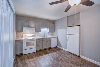 Juniper Garden Apartments in Redding, CA - Foto de edificio - Building Photo