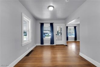 21871 Nicholas Ave in Euclid, OH - Foto de edificio - Building Photo