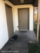 2812 James in Granbury, TX - Foto de edificio - Building Photo