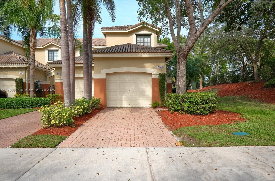 3801 Tree Top Dr in Weston, FL - Building Photo