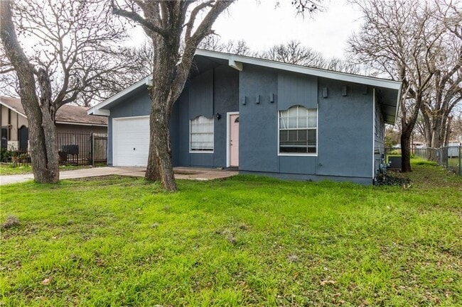 6005 Hogan Ave in Austin, TX - Foto de edificio - Building Photo