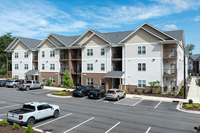 Pine Reserve Apartments in Sanford, NC - Foto de edificio - Building Photo
