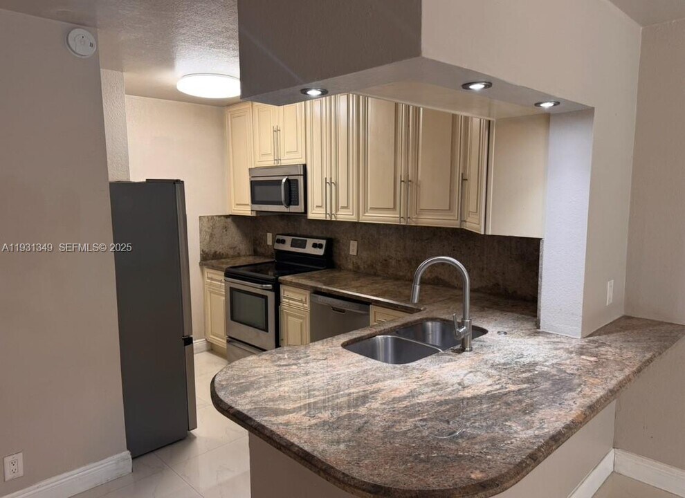 2622 Riverside Dr in Coral Springs, FL - Building Photo