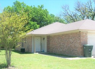 1002 W Avenue B, Unit 2 in Copperas Cove, TX - Foto de edificio - Building Photo
