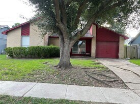 1026 W Brompton Dr in Pearland, TX - Building Photo