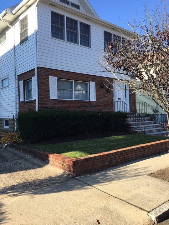 91 Hillsdale Rd, Unit 2A in Medford, MA - Building Photo