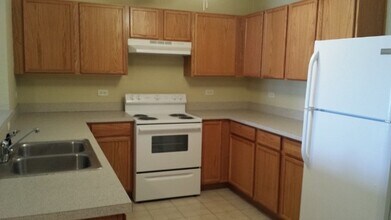 603 Silverstone Dr in Carpentersville, IL - Foto de edificio - Building Photo