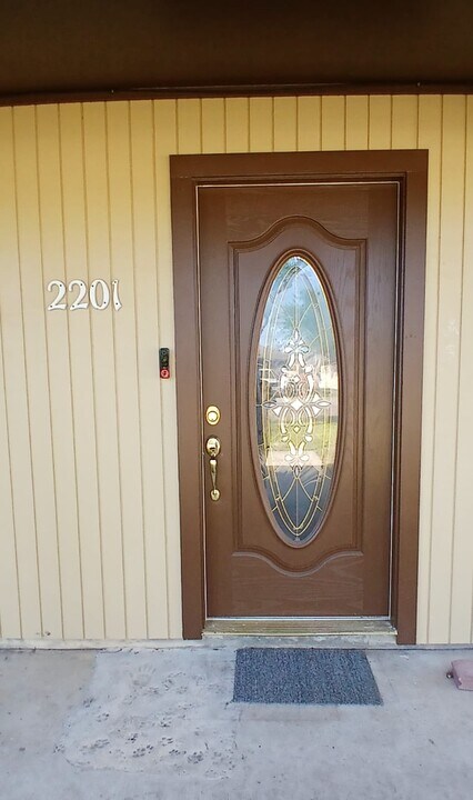 2201 Timberline Dr in Portland, TX - Building Photo