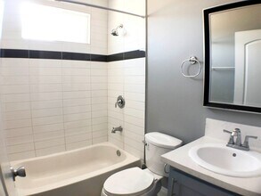 410 Sloat St in Los Angeles, CA - Building Photo - Building Photo