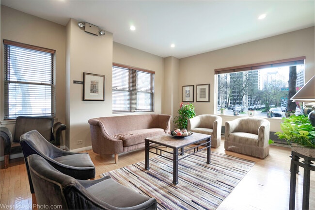 5000 S Cornell Ave in Chicago, IL - Building Photo - Building Photo