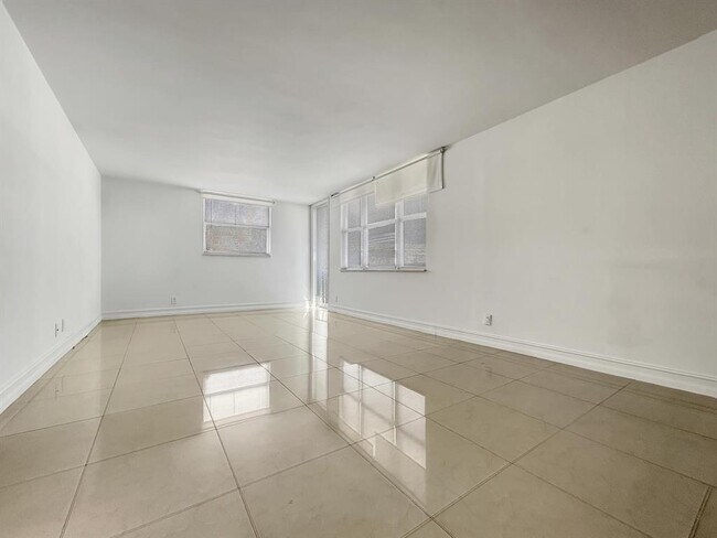 1913 S Ocean Dr, Unit 106 in Hallandale Beach, FL - Building Photo - Building Photo
