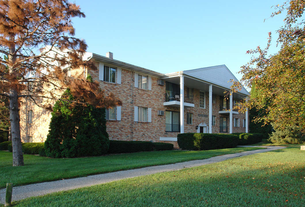 Cheif Okemos Circle Apartments in Okemos, MI - Building Photo
