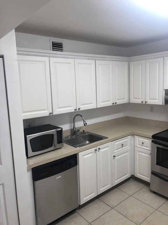 711 N Pine Island Rd-Unit -212 in Plantation, FL - Foto de edificio - Building Photo