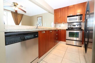 17800 N Bay Rd in Sunny Isles Beach, FL - Foto de edificio - Building Photo