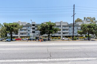 Regency Apartments in Van Nuys, CA - Building Photo - Building Photo