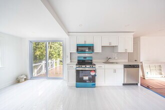 32 Villa St in Waltham, MA - Building Photo - Building Photo