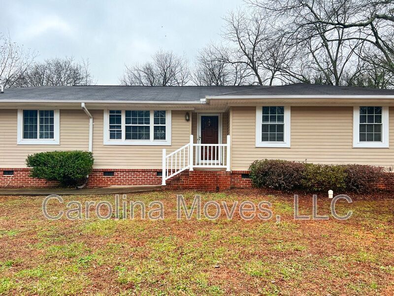 111 Poplar Dr in Greer, SC - Building Photo