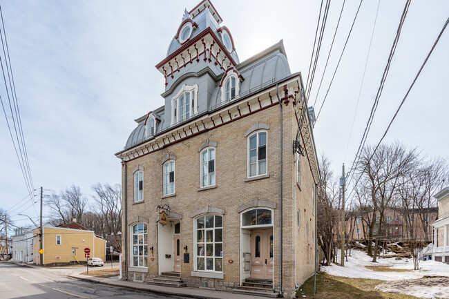 302 Saint-Joseph St in Lévis, QC - Building Photo - Building Photo