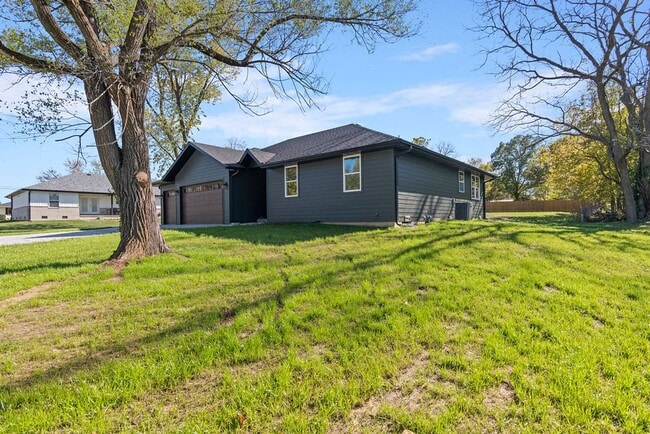 105 Hamilton St in Rogersville, MO - Building Photo - Building Photo