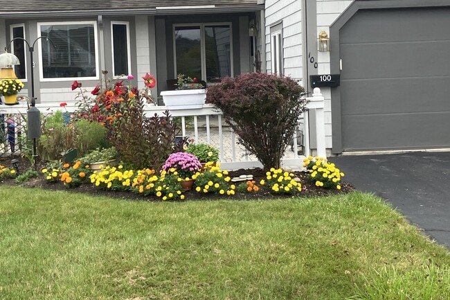 100 Midlake Cir in East Syracuse, NY - Building Photo - Building Photo