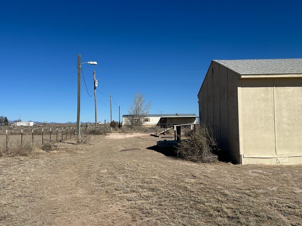 64 Viajero Ave in Moriarty, NM - Building Photo