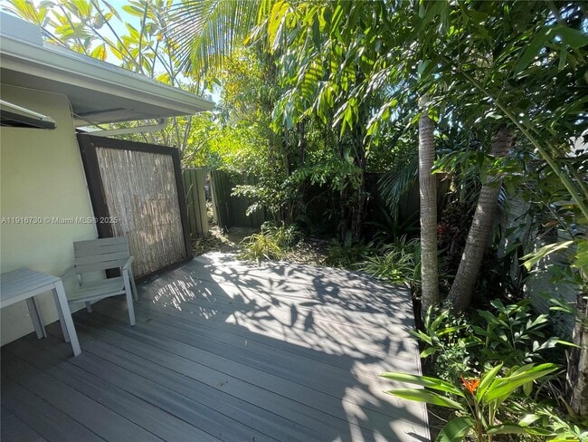 2215 NE 11th Ave in Wilton Manors, FL - Building Photo - Building Photo