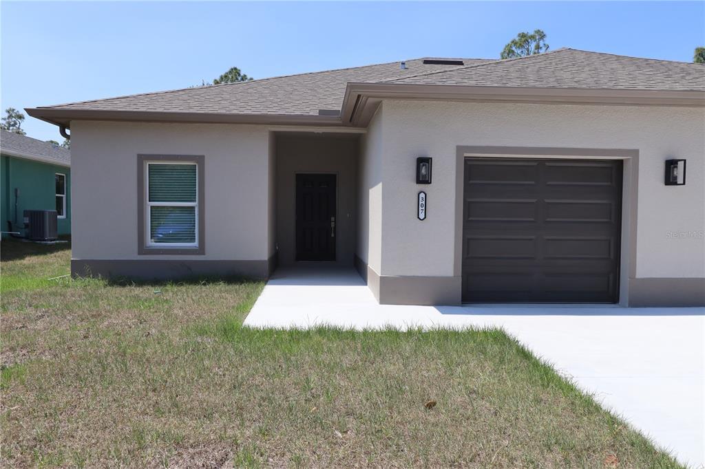 307 Lomond Dr in Port Charlotte, FL - Building Photo