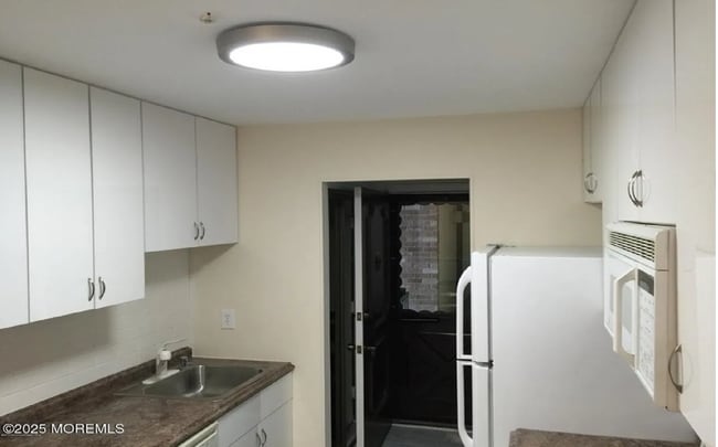 84 Amberly Dr, Unit J in Manalapan, NJ - Foto de edificio - Building Photo