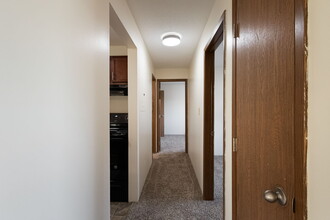 Woodside Park Apartments in Des Moines, IA - Building Photo - Building Photo