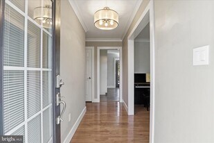 2107 Virginia Ave in McLean, VA - Building Photo