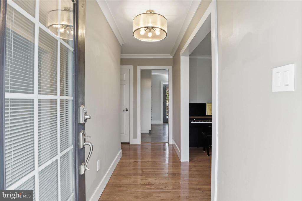 2107 Virginia Ave in McLean, VA - Building Photo