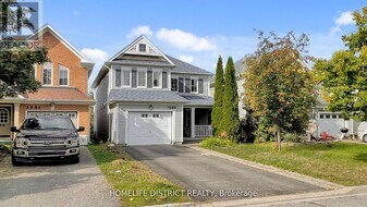 1688 Spencely Dr in Oshawa, ON - Building Photo