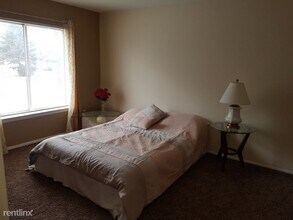 24651 W McNichols Rd in Detroit, MI - Foto de edificio - Building Photo