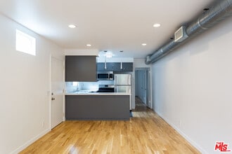 35 Ozone Ave in Los Angeles, CA - Building Photo - Building Photo