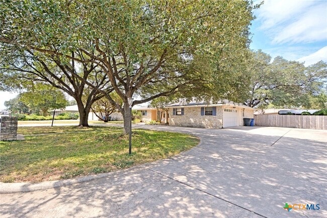 1215 Clearwater Dr in New Braunfels, TX - Foto de edificio - Building Photo