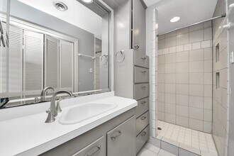 10514 Haddington Dr in Houston, TX - Building Photo - Building Photo