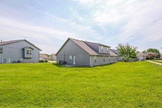 232 SW Chartwell Cir in Lee's Summit, MO - Building Photo - Building Photo