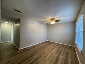 327 SW 3rd St-Unit -202 in Grand Prairie, TX - Building Photo - Building Photo