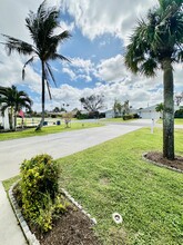 553 108th Ave N in Naples, FL - Foto de edificio - Building Photo