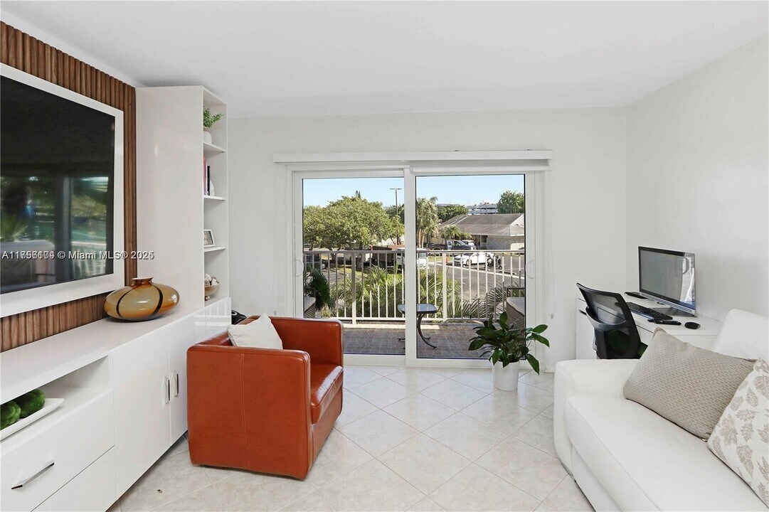 7560 SW 82nd St in Miami, FL - Building Photo