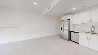 14578 SW 260th St in Princeton, FL - Foto de edificio - Building Photo