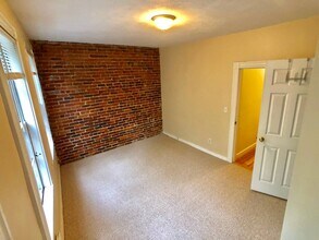 82 Phillips St, Unit 2 in Boston, MA - Foto de edificio - Building Photo