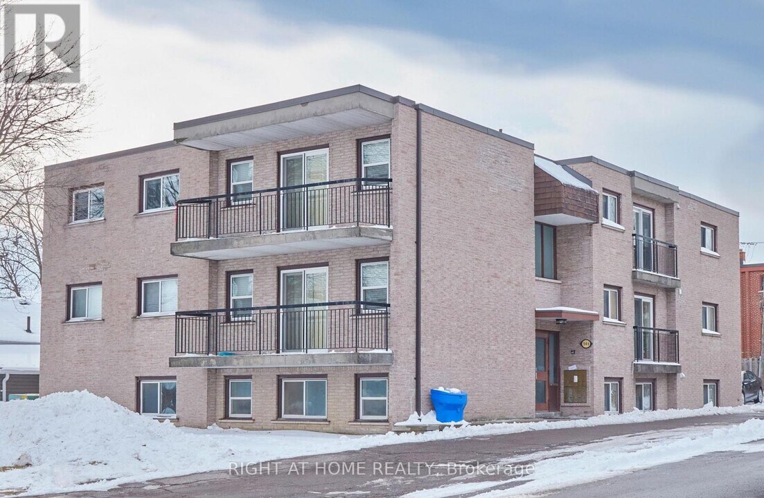 946-946 Masson St in Oshawa, ON - Building Photo